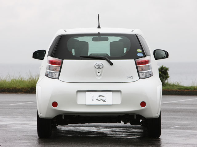 トヨタ iQ 1.3 130G レザーパッケージ プラス CVT (2010年05月～2012年