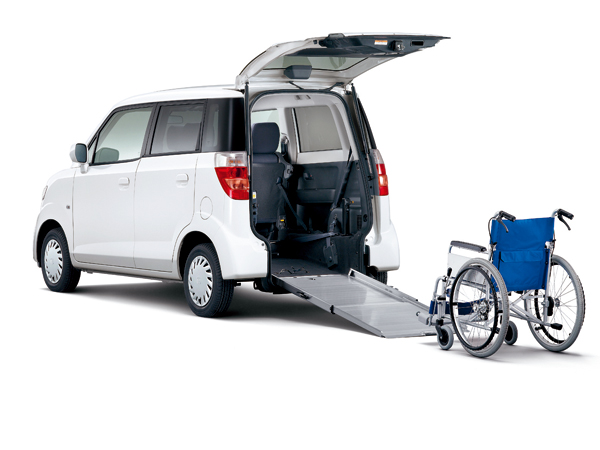 装備はノーマル車のGグレードに準じる。エアコンはマニュアル、オプションでオートが用意されていた。カーナビやオーディオもオプションで設定があった