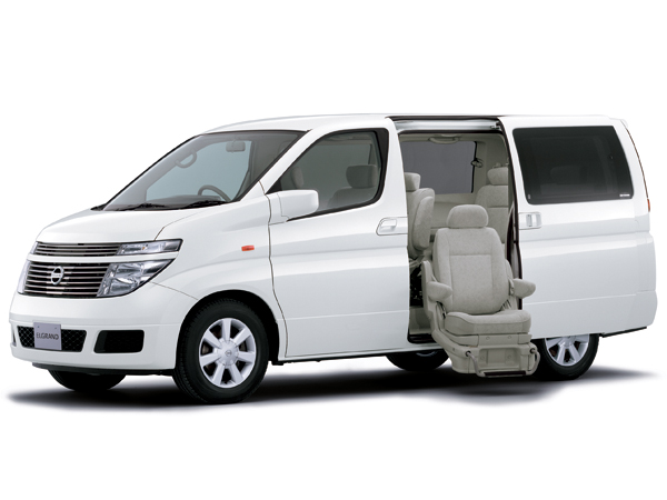 エンジンは2.5Lと3.5Lがあり、2WDと4WDがある。ミッションはいずれも5AT。また全車左右独立型エアコン、スライドドアオートクロージャーなどの装備も充実