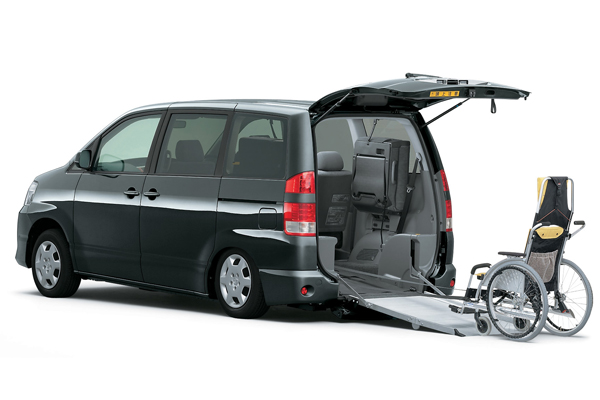 スロープの出し入れは電動。車いすの乗降時に車高が下がるミニバンは他にあまりないので、人気の一因になっている