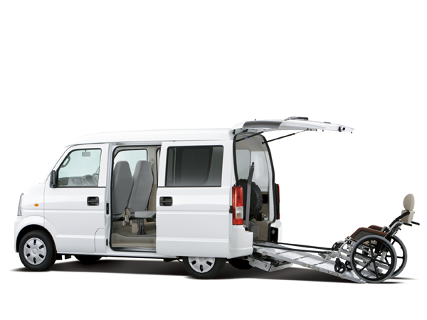 エブリイ。電動ウインチで車いすを載せた後、そのままボタンひとつで車内に固定できる