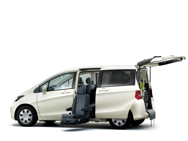 サイドリフトアップシート車。助手席側のパワースライドドアと相まって、乗り降りにおける一連の動作を軽い負担でこなすことができる