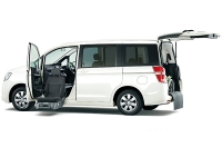 ステップワゴン 助手席リフトアップシート車。車内でシートをスライドさせることはできないが、リクライニングは72度まで可能