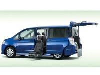 ステップワゴン サイドリフトアップシート車。車内でシートを前後100mmスライドできるほか、50度までリクライニングが可能