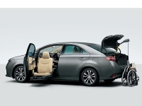 トランクには車椅子を固定して収納できる装置が備わる。さらに車椅子を吊り上げて収納するための電動アームが備わったモデルもある