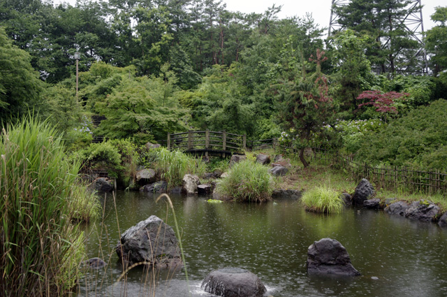 ▲とても立派な日本庭園。石造りの見晴台もある