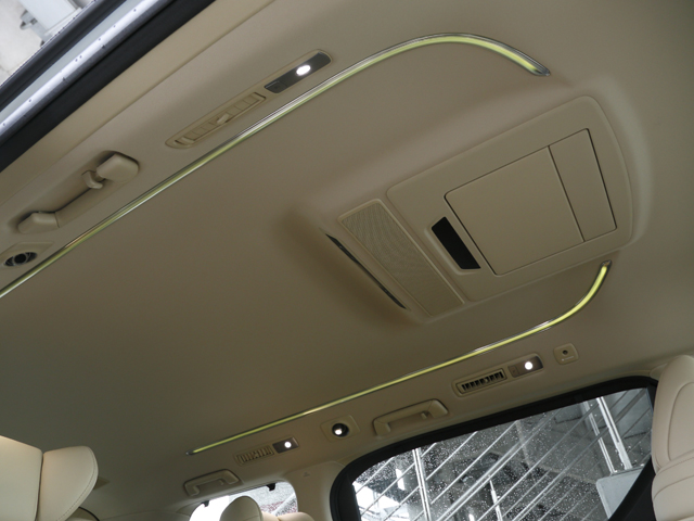 ▲ふと天井を見上げてみたら、LEDのイルミネーションが！　色は全16種類の中から選択可能。車内のムード作りに一役買っています