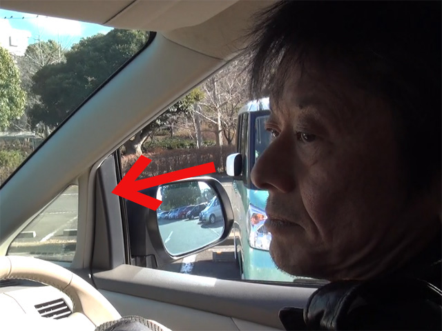 ▲バック駐車時の田中さんの車内での様子。死角になりがちな左側のサイドミラーをよく見ています