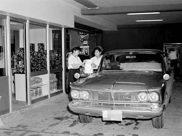 ▲最後にドライブスルーの歴史を。日本初のドライブスルーとされているのが1965年（昭和40年）に山本海苔店が東京都中央区日本橋に設置した「ドライブイン」というもの。同社ホームページには“当時の役員がアメリカに旅行した際、車社会を目の当たりにし、「これからは、日本でもモータリーゼーションの時代が来る！　海苔も車に乗ったまま買い物ができるようにしよう。」と思いついたのがきっかけ”と記されています