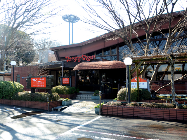 ▲お店の外観はウエスタン風。横浜新道の藤塚ICを出て、3分ほどで着きます。ちなみに駐車場は40台ほど用意されているのだとか