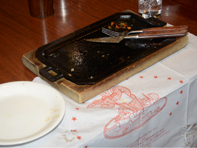 ▲15分後、見事に完食。鉄板のおかげでハンバーグは最後の一口までアツアツで食べられます。ごちそうさまでした！