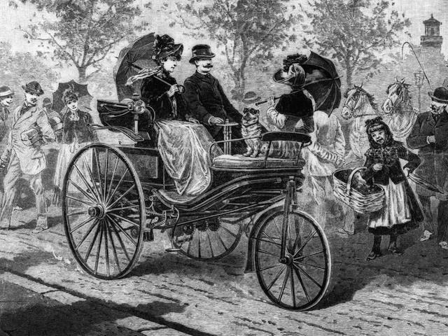 ▲1886年にカール・ベンツが特許取得した世界初のガソリン自動車。この頃にはまだ方向指示器がついていませんでした。周囲からドライバーが見えるオープンモデルなので、手信号で十分だったそうです