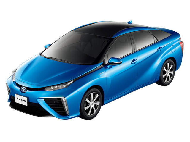 ▲MIRAIはトヨタが世界で初めて市販した水素自動車。水素を燃料にして発電し、その電気でモーターを動かして走る。水素の満充填にかかる時間は3分程度で、走行距離の参考値は約650km（JC08モード）。価格は723万6000円（税込み）