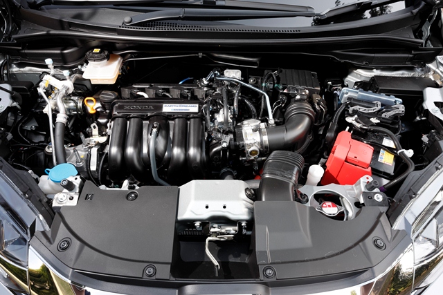 ▲ハイブリッド車のエンジンはアトキンソンサイクルを採用。モーター内蔵の7速DCTと組み合わされ、JC08モードで34.0km/L（2WD車）とクラス最高レベルの低燃費となっています。ガソリン車は1.5L直噴エンジンとトルコン付CVTを搭載。最高出力132ps、最大トルク15.8kgf・mを発揮すると同時に、燃費性能も21.8km/L（2WD車）とバランスの取れた仕上がりとなっています