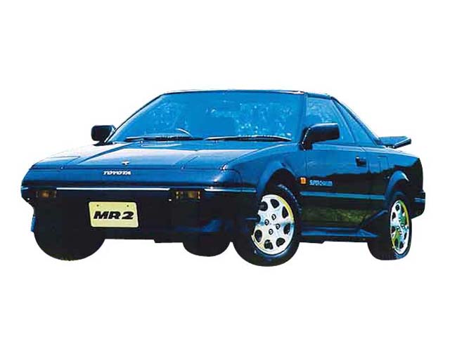 ▲市販車として日本初のミッドシップモデルとなったMR2が誕生したのが1984年6月8日。リトラクタブルヘッドライトや直線的でローシルエットなボディデザインはまるでスーパーカーのよう。エンブレムが七宝焼きだったことも話題になりました