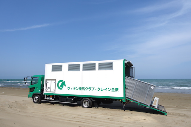 ▲ここまでは、馬運車で輸送している様子。もちろん、その馬運車も砂浜の中に入ってきている
