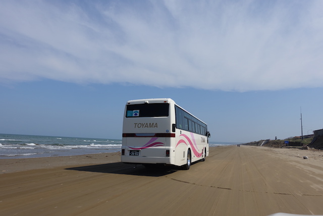 ▲大型バスになると10トンクラスの車重も珍しくない。それでも沈まない砂浜。恐るべし