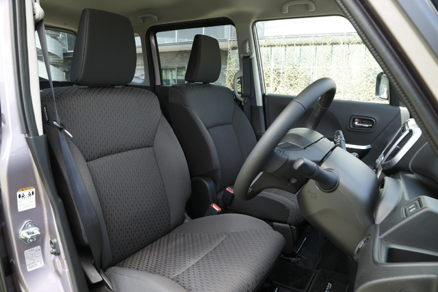▲シートはチャコールグレーを基調としています。運転席と助手席の周りには収納スペースが豊富に用意されています