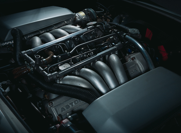  Aston Martin V8 series 2　エンジン
