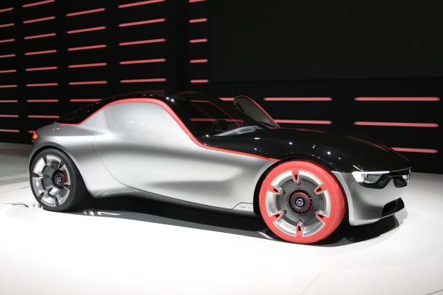 ▲ドイツのオペルが発表したスタディモデル、GTコンセプト。赤い前輪タイヤがなんとも印象的なモデルだが、1トンを切る重量と、145psを絞り出す1L直3ターボにより、スポーティな走行に期待大