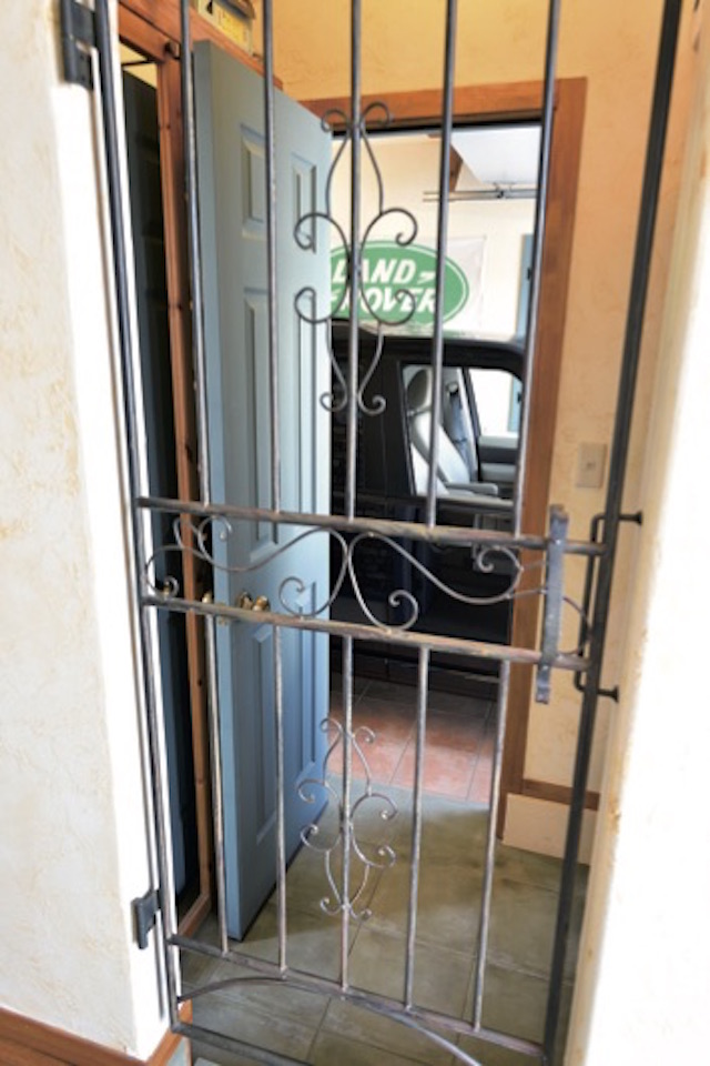 ▲玄関からガレージへ続く動線。鉄格子の扉が旧い屋敷風の趣を醸し出している
