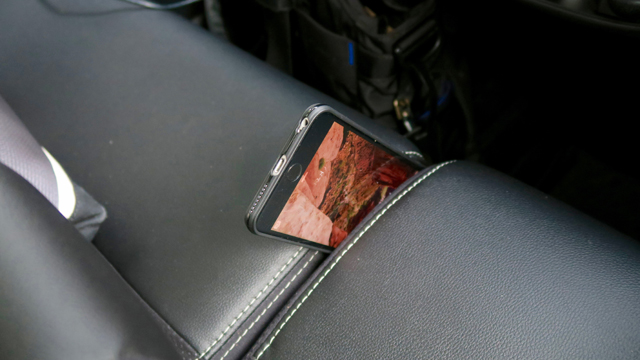 ▲アルトワークスの運転席まわりにも小物入れはいくつかあったものの、大きめなiPhone 6 Plusが入るサイズのがひとつもなかったのだが、タントカスタムではフロントベンチシートの切れ目に挟むことで固定できるじゃないか！ 気に入った。