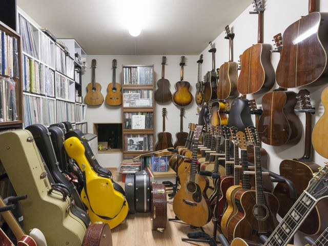 ▲米国の「マーティン」を中心とする貴重なヴィンテージ・アコースティックギターの数々。最初に購入したのは新品2本だったが、その後どんどんヴィンテージ品収集にハマっていったという