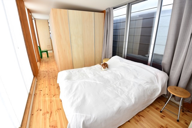 ▲3階の寝室。ベッド横の壁はパーティションを兼ねた可動式のクローゼットで、ベッドの反対側にゲストスペースを容易に作り出せる