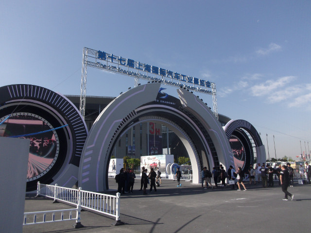 ▲上海モーターショーの会場となる、ナショナルエキシビション＆コンベンションセンター。規模だけでいえば、東京モーターショーの比ではないくらい大きい。欧米車メーカーも世界最大のマーケットへのプレゼンテーションに本気だった