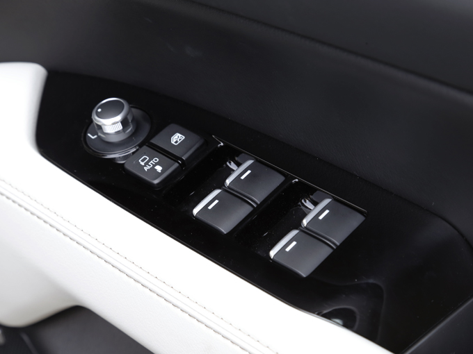 ▲CX-5オーナーの声を元に、オプションで選択を可能にした機能が運転席ドアにあるウインドウ開閉スイッチ。全ウインドウが、長押しでオート開閉可能な機能を付けたライト付きのスイッチだ