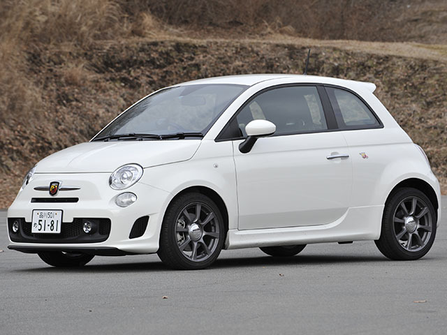 アバルト500の燃費はどのくらいですか？カタログに掲載された燃費の他に実際に乗っている人がいたら、500の燃費を教えてください。