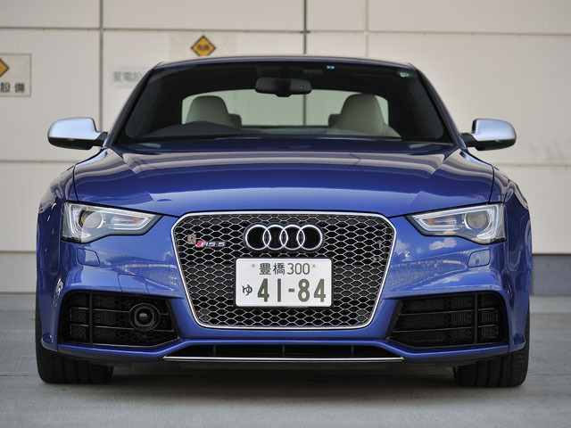 アウディRS5のタイヤの溝が減ってきたので交換しようと思っています。アウディRS5のタイヤサイズとインチサイズを教えてください。アウディRS5の場合、夏用のタイヤでインチアップするとしたら何インチがオススメですか。