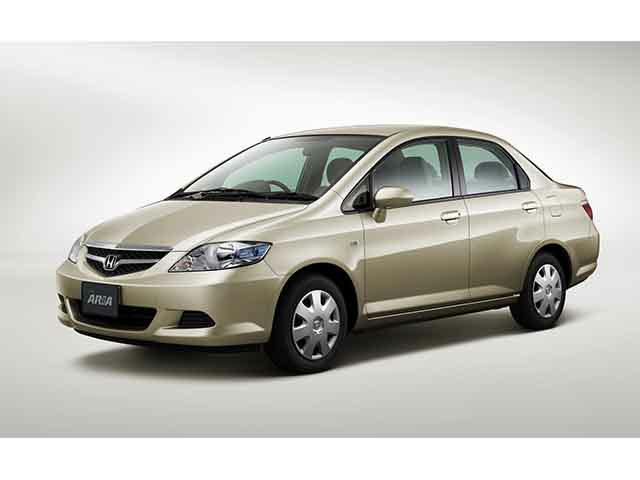 ホンダフィットアリアの燃費はどのくらいですか？カタログに掲載された燃費の他に実際に乗っている人がいたら、フィットアリアの燃費を教えてください。