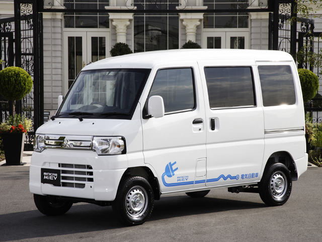 三菱ミニキャブミーブのタイヤの溝が減ってきたので交換しようと思っています。三菱ミニキャブミーブのタイヤサイズとインチサイズを教えてください。三菱ミニキャブミーブの場合、夏用のタイヤでインチアップするとしたら何インチがオススメですか。