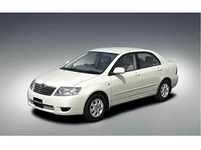 トヨタカローラのタイヤ交換を考えています。トヨタカローラのタイヤサイズとインチサイズを教えてください。トヨタカローラでインチアップするなら何インチがオススメですか。