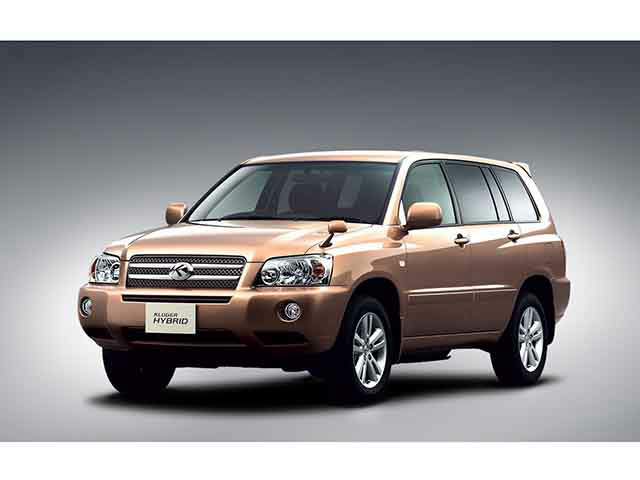 トヨタクルーガーハイブリッドのタイヤ交換を考えています。トヨタクルーガーハイブリッドのタイヤサイズとインチサイズを教えてください。トヨタクルーガーハイブリッドでインチアップするなら何インチがオススメですか。