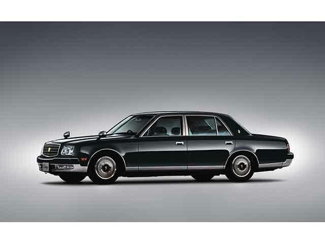 トヨタセンチュリーのタイヤ交換を考えています。トヨタセンチュリーのタイヤサイズとインチサイズを教えてください。トヨタセンチュリーでインチアップするなら何インチがオススメですか。