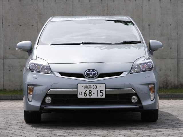 トヨタプリウスPHVのタイヤ交換を考えています。トヨタプリウスPHVのタイヤサイズとインチサイズを教えてください。トヨタプリウスPHVでインチアップするなら何インチがオススメですか。