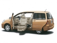 足を乗せやすい脱着式の大型フットレストを用意。ラゲージには車いす固定装置が標準装備されている