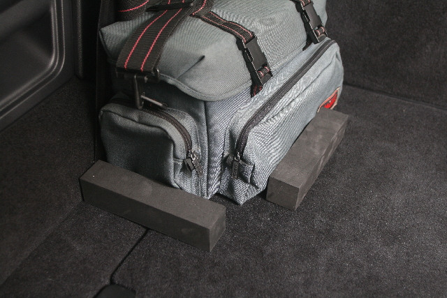 ラゲージルームの荷物を手軽に固定 ヤック ラゲッジストッパークッション S 2本入り 旬ネタ 日刊カーセンサー