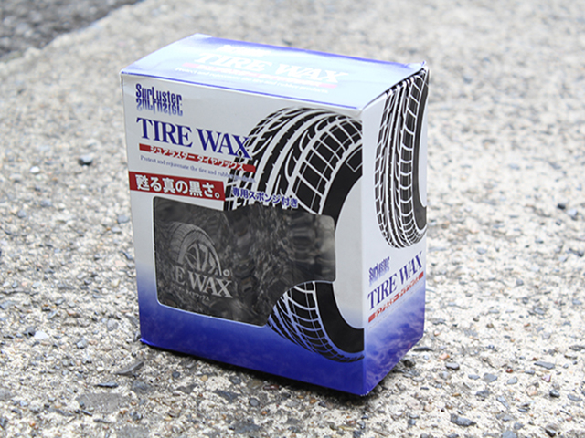 ワックス300gに専用スポンジが付属する「シュアラスター タイヤワックス」。タイヤに害の無いシリコンオイルを使用している
