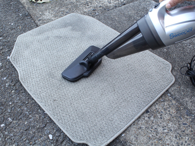 汚れの温床になりやすいフロアマットを完璧クリーニング 車内清掃編 旬ネタ 日刊カーセンサー