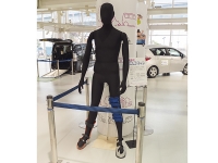 「膝が曲がりにくい」といった状態を疑似体験できる。色々な車を乗り降りしてみると福祉車両の乗降のラクさがわかる