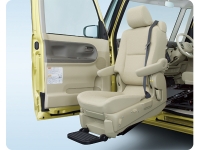 助手席には走行中に体を支えやすいアームレストが備わる。シートベルト内蔵型のため、シートの回転＆昇降中もシートベルトが乗員を支えてくれる