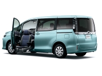 シートの回転＆昇降はシート下のスイッチかリモコンで操作する。写真はヴォクシー 助手席リフトアップシート車