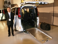 「ボディ後部の車高を下げ、スロープ角度を緩めてくれる機能が備わっています。また電動ウインチもオプションで用意しています」と、開発担当主査の中川茂さん