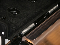 スロープは軽量化するために中空のアルミを使用。また3列目シート下にスロープを格納しやすくするために、スロープの根元部分にバネを設置するなど、力の弱い女性でも楽に介助できるような工夫がたくさんある