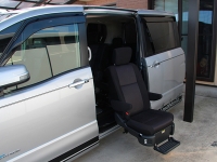 「車いす仕様車という選択肢もありましたが、息子の乗り心地を考えるとこちらのほうがいいですから」と篠原さん