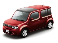 2WDと4WDがある（アイドリングストップ機構は2WDのみ）。シェード付きの大型サンルーフをオプションで設定しているグレードもある