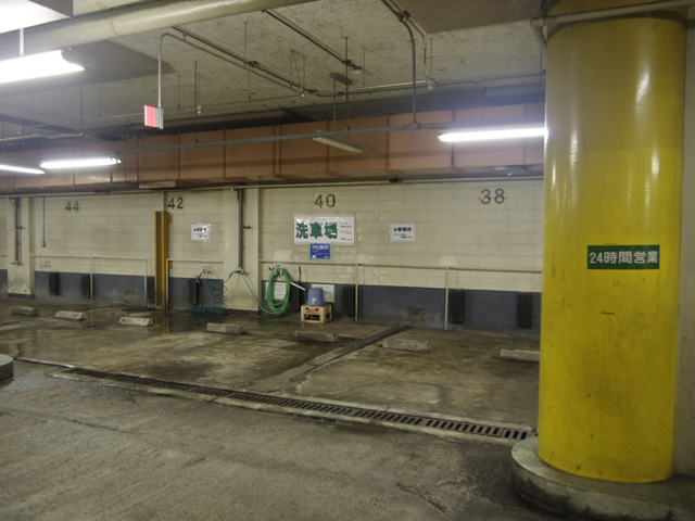 ▲洗車スペースは4台分。こちらは首都高の駐車場に比べ、日中を中心に若干賑わっている印象だ